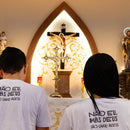 Camiseta Não Eu, Mas Deus São Carlo Acutis