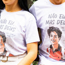 Camiseta Branca Não Eu, Mas Deus São Carlo Acutis