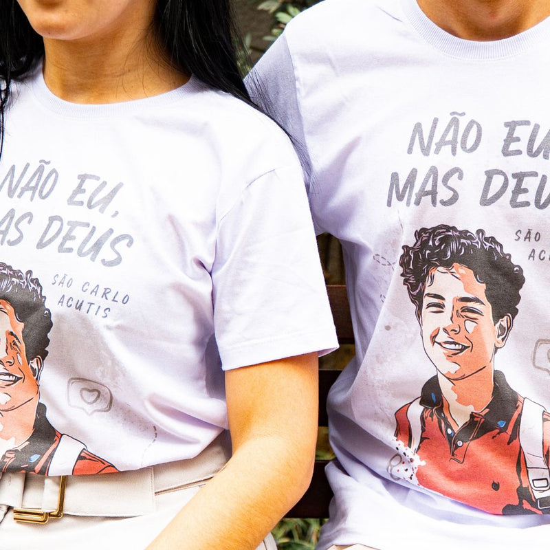 Camiseta Infantil São Carlo Acutis – Não Eu, Mas Deus