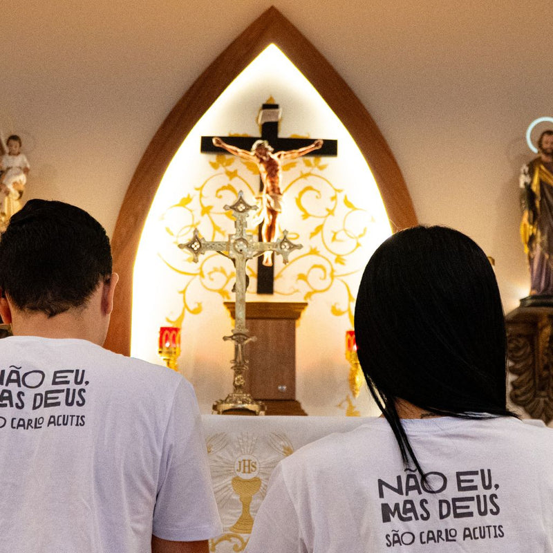 Camiseta Infantil São Carlo Acutis – Não Eu, Mas Deus