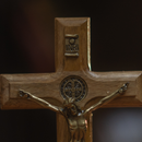 Crucifixo Madeira C/Medalha de São Bento 17cm